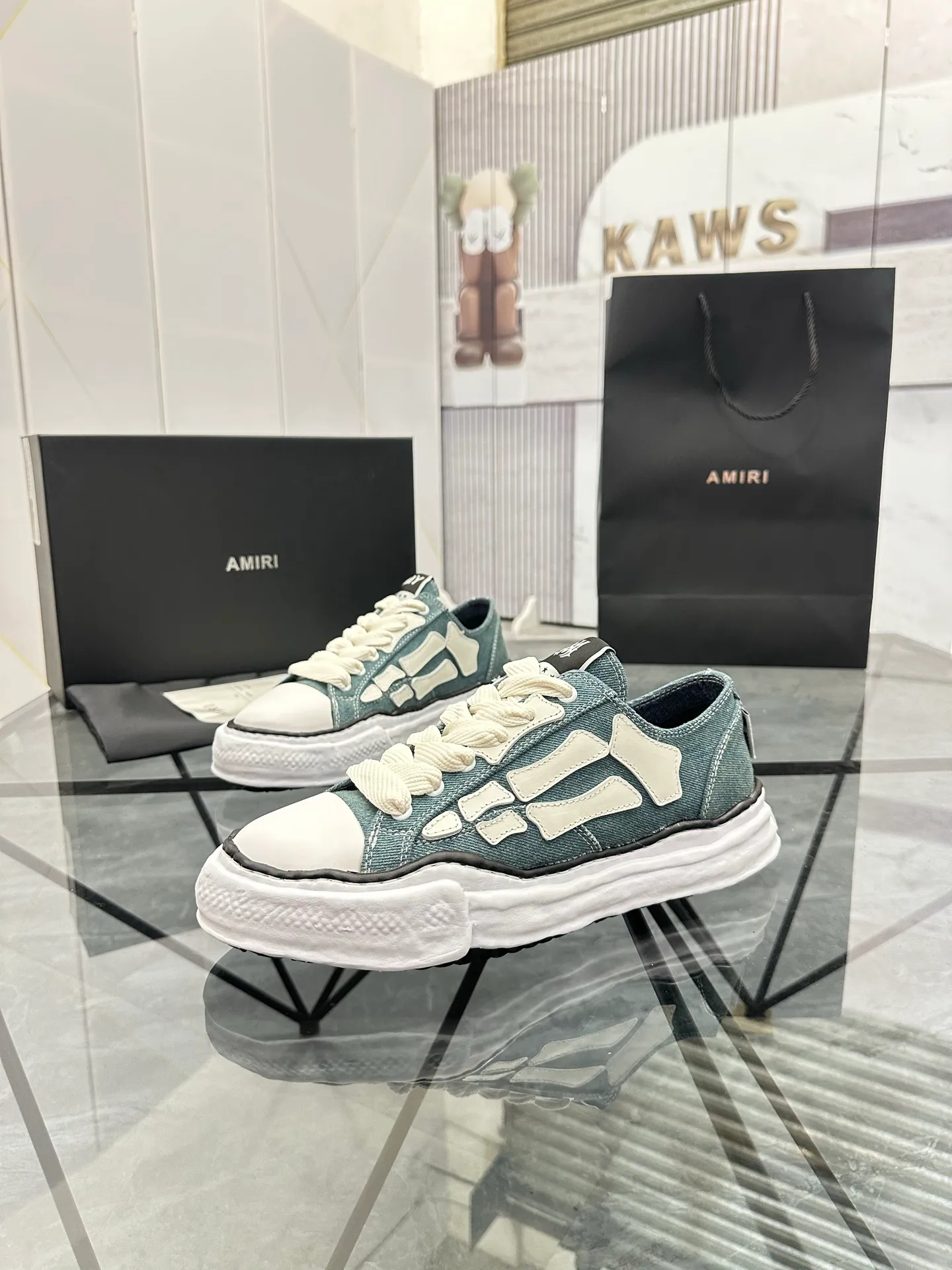 Men's shoes: 💰P520¥ High-end quality Product trademark: AMIRI* "Emil*" low-top casual shoes Regular size: 39-45 (can be customized to 46) Product materials: Upper imported original fabric spliced ​​cowhide, breathable lining, original outsole. Number: 525